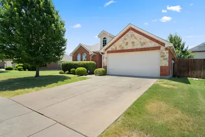 104 Holly Street, Waxahachie, TX 75165 - Photo 2