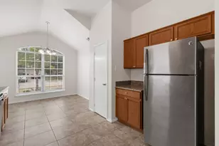 1039 Caliente Dr, Grand Prairie, TX 75051 - Photo 8