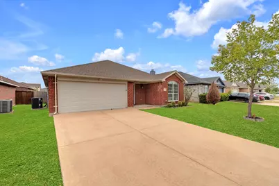 1039 Caliente Drive, Grand Prairie, TX 75051 - Photo 2