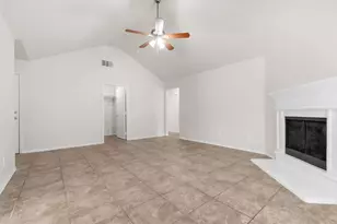 1039 Caliente Dr, Grand Prairie, TX 75051 - Photo 4