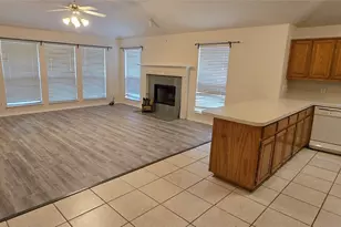 2205 Chapman Dr, Carrollton, TX 75010 - Photo 4