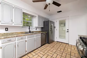 300 Broadway St, Whitesboro, TX 76273 - Photo 12