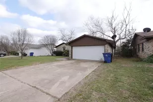 2702 Shawn Dr, Denison, TX 75020 - Photo 2