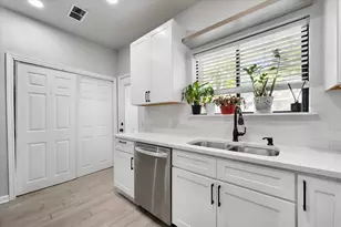 2730 Silver Creek Dr, Arlington, TX 76006 - Photo 2