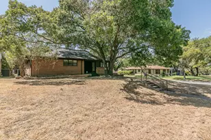 2900 Ryan Pl Dr, Fort Worth, TX 76110 - Photo 2