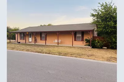 110 N Love Avenue, Florence, TX 76527 - Photo 2