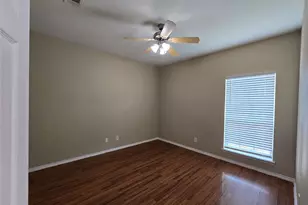 911 Lake Dr, Grand Prairie, TX 75051 - Photo 14