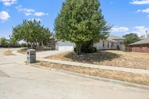 8275 Clarksprings Dr, Dallas, TX 75236 - Photo 2