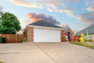 432 Shelby Dr, Burleson, TX 76028 - Photo 2