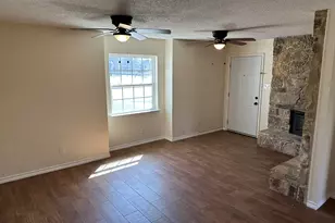 204 E Rucker St, Granbury, TX 76048 - Photo 4