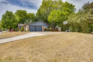 435 SE Gardens Blvd, Burleson, TX 76028 - Photo 4