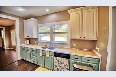 301 W Howell Street, Saint Jo, TX 76265 - Photo 4