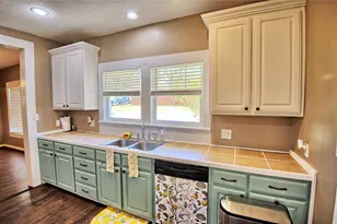 301 W Howell St, Saint Jo, TX 76265 - Photo 4