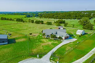3609 Farm Land Ct, Granbury, TX 76048 - Photo 4