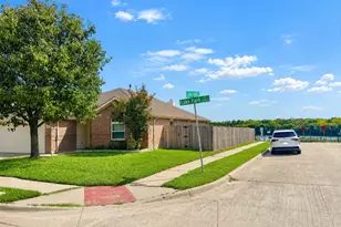 10400 Lake Park Dr, Hurst, TX 76053 - Photo 4