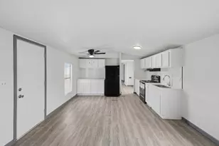 904 Flamingo Rd, Granbury, TX 76049 - Photo 6