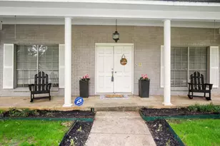 1804 W Cedar Elm Dr, Arlington, TX 76012 - Photo 2