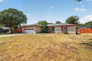203 Myrtle Ave, Waxahachie, TX 75165 - Photo 2