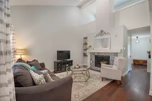 704 Creekwood Dr, Lewisville, TX 75067 - Photo 4