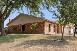 7501 Weatherwood Ct, Fort Worth, TX 76133 - Photo 2