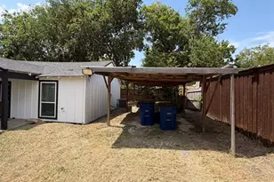 207 Austin St, Farmersville, TX 75442 - Photo 2