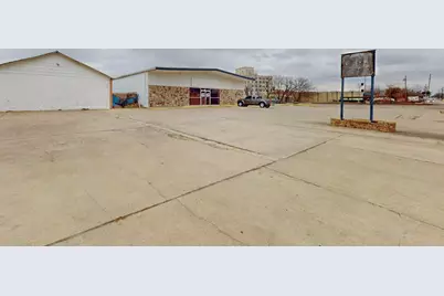 517 E Broadway Street, Gainesville, TX 76240 - Photo 2