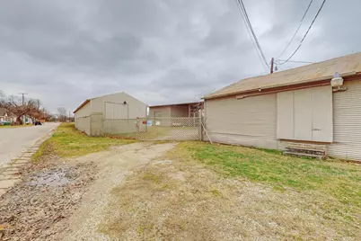 517 E Broadway Street, Gainesville, TX 76240 - Photo 14