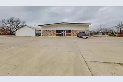 517 E Broadway Street, Gainesville, TX 76240 - Photo 1