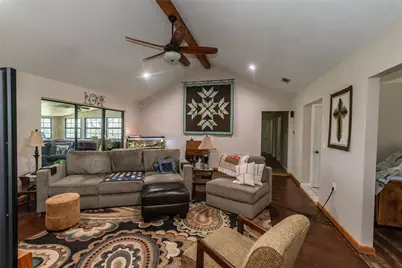 517 E Locust Street, Nocona, TX 76255 - Photo 2