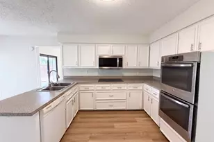 742 Hummingbird Cir, Lewisville, TX 75067 - Photo 2