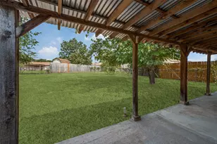 821 E Glendale St, Crowley, TX 76036 - Photo 12