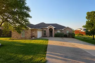 105 Hillside Dr, Celina, TX 75009 - Photo 2