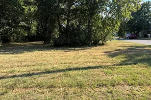 720 Mill St, Gainesville, TX 76240 - Photo 1
