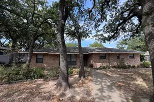 806 Sharpshire St, Grand Prairie, TX 75050 - Photo 2