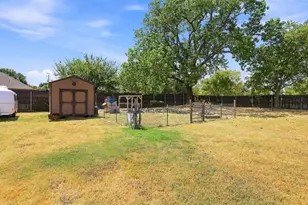 603 E Burks St, Pilot Point, TX 76258 - Photo 32