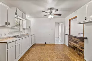 1017 E Spurgeon St, Fort Worth, TX 76115 - Photo 8