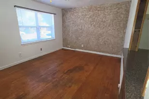 1017 E Spurgeon St, Fort Worth, TX 76115 - Photo 4