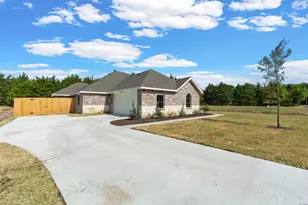 425 Water Crest Ln, Glenn Heights, TX 75154 - Photo 2