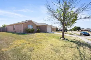1506 Waters Edge Dr, Glenn Heights, TX 75154 - Photo 2