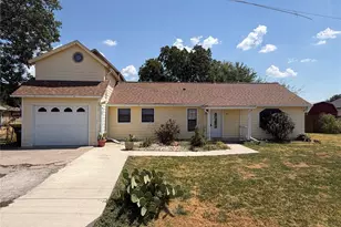 805 S 3rd St, Grandview, TX 76050 - Photo 1