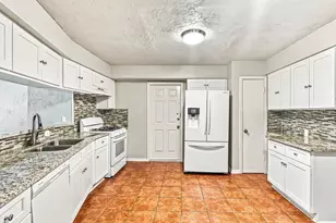 2005 Yorktown Ct S, League City, TX 77573 - Photo 4