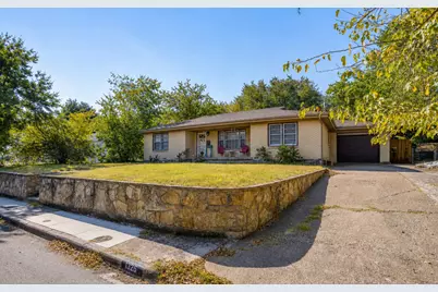 1325 W Water Street, Weatherford, TX 76086 - Photo 2