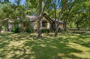 249 Creekwood Dr, Lancaster, TX 75146 - Photo 2