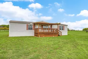 9064 Summit Ct E, Cleburne, TX 76033 - Photo 4