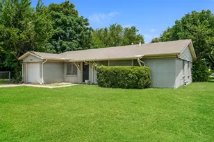 736 Treadwell Dr, Hurst, TX 76053 - Photo 2