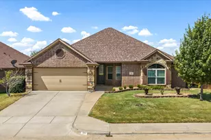 122 Donna Cir, Granbury, TX 76049 - Photo 2