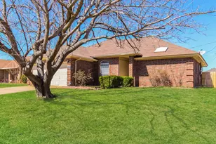 705 Running Creek Dr, Arlington, TX 76001 - Photo 2