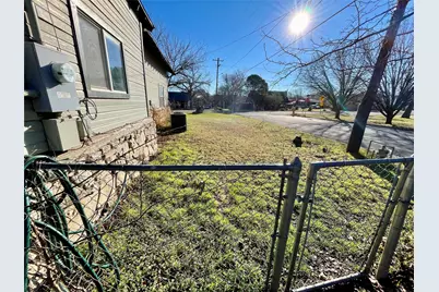 209 N Bowie Street, Jacksboro, TX 76458 - Photo 22