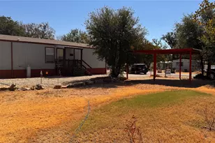 2804 Cedarhill St, Granbury, TX 76048 - Photo 4