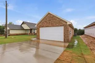 1413 Ridgeview Cir, Granbury, TX 76048 - Photo 2